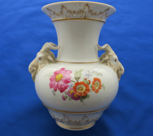 優美な花々が美しいKPMベルリンの花瓶（17cm） - 貴婦人たちのマイセン