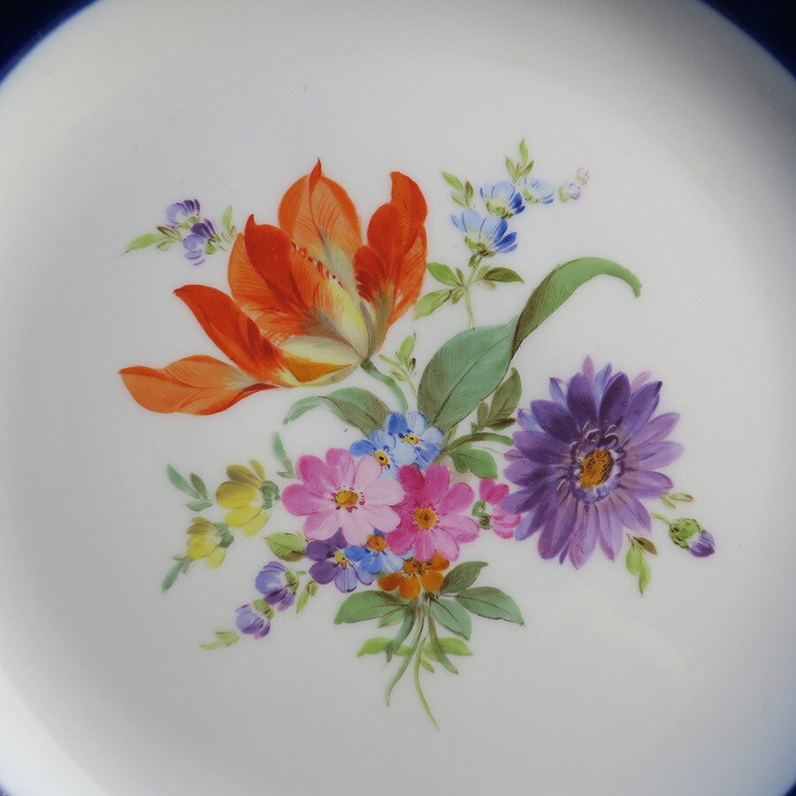 繊細さが目を惹くマイセンのコバルトブルー皿（21.5cm） - 貴婦人たち