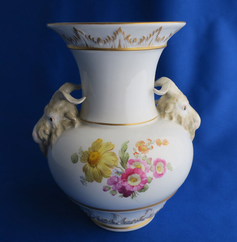 優美な花々が美しいKPMベルリンの花瓶（17cm） - 画像 (2)