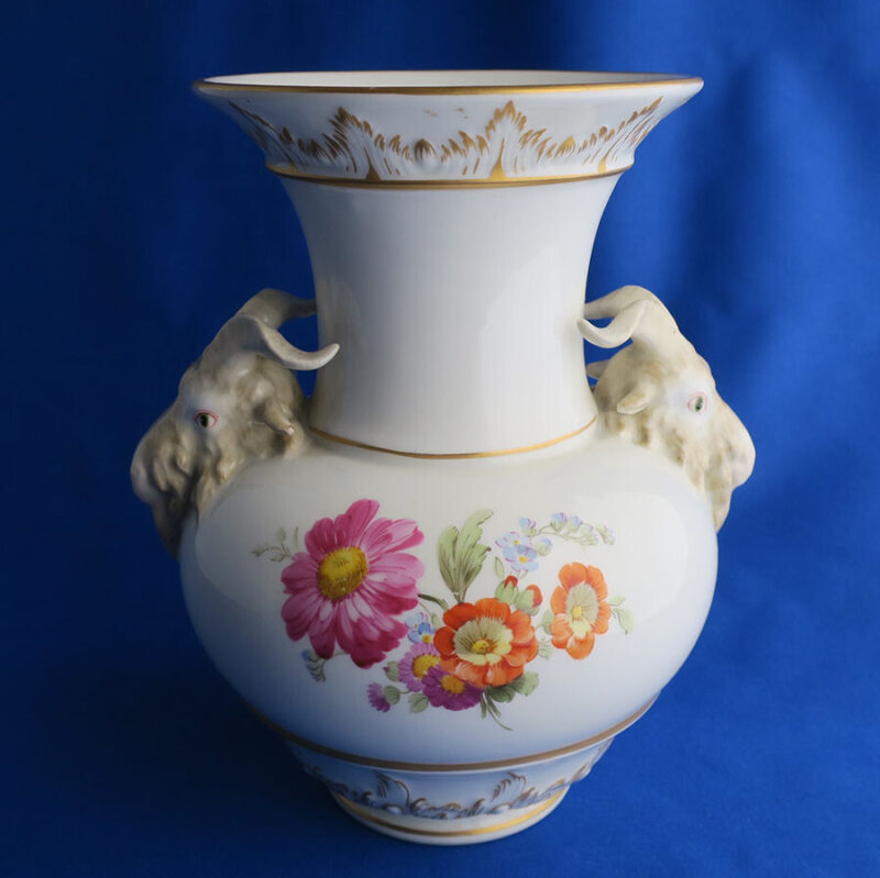 優美な花々が美しいKPMベルリンの花瓶（17cm）