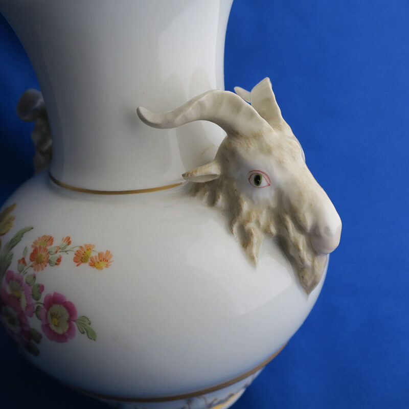 優美な花々が美しいKPMベルリンの花瓶（17cm） - 画像 (3)