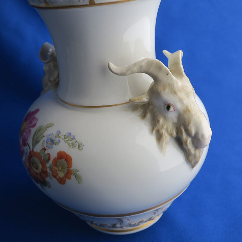 優美な花々が美しいKPMベルリンの花瓶（17cm） - 画像 (5)