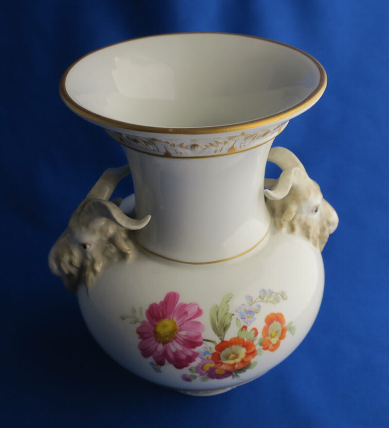 優美な花々が美しいKPMベルリンの花瓶（17cm） - 画像 (6)