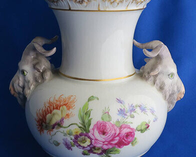 優美な花々が美しいKPMベルリンの花瓶（17cm） - 貴婦人たちのマイセン